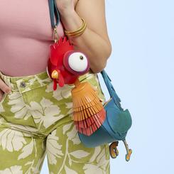 Bolso bandolera de Hei Hei de Vaiana (Moana) en vinilo sintético, de 34,29 x 48,26 x 11,43 cm. Presenta diseño 3D, ojos móviles, plumas superpuestas y compartimento con cremallera trasera.
